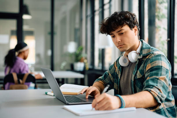 estudiante sentado trabajando con un portátil